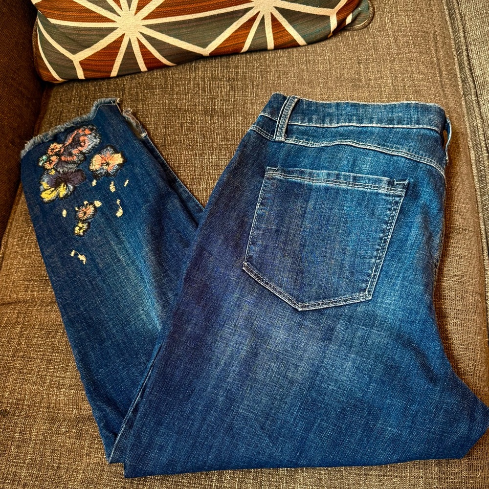 Laurie Felt Classic Stiletto Floral Embroidery Blue Jeans